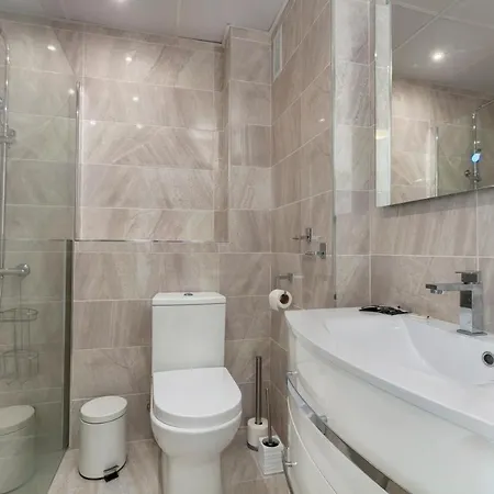 Apartment Fantastic 2 Bed Apt With Massive Rooftop - Rdr232
